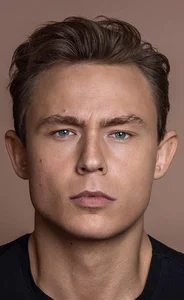 Деннис Моен