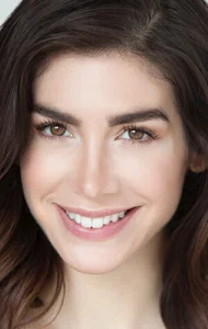 Николь Кавалес