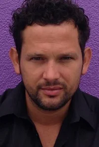 Оливер Мичели