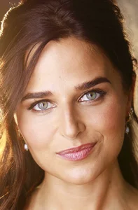 Стефани Нур