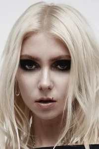 Тейлор Момсен